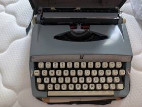 Brother 511-121-11 De Luxe Portable Typewriter With Carry Case And Manuals