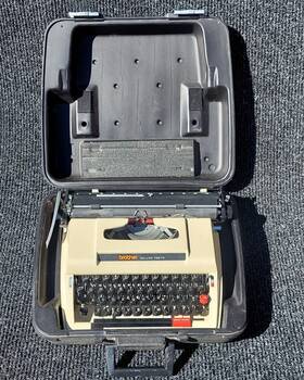 762tr Brother Deluxe Typewriter With Hard Shell Case Great Condition