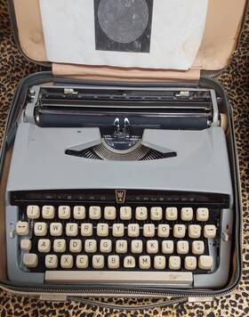 C5686314 Brother Vintage 1960s Portable Wizard Truetype Typewriter Working
