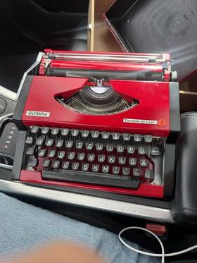 Olympia 052902 Traveller De Luxe Red Typewriter Model Portable Manual Vintage