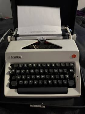 Olympia 4402607 Sm9 1972 Qwertz Keyboard With Case Fully Functional