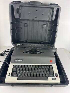 Ce-r12 Olympia Vintage Werke Ag Germany Electric Typewriter With Hard Case