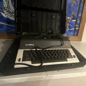 E-r12 Olympia Electric Typewriter Model Mpn With Hard Case