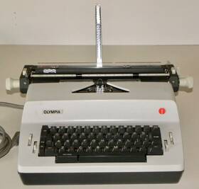 Sge-35 Olympia Sge30 Vintage Ft60s / Ft70s Electric Typewriter Briefly Tested Works