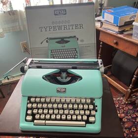 Royal 0528300587 Classic Manual Typewriter Mint Green 44 Keys Die Cast Metal Housing