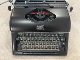 0823000618 Royal Classic Manual Typewriter