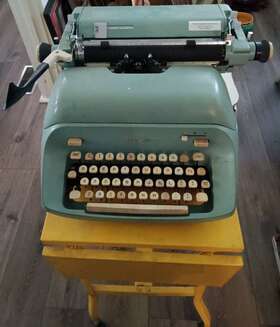 Mce11 Royal 1965 - Empress Elite Full Size 11 Inch Mid Century Atomic Age Blue Typewriter Mce11 Royal 1965 - Empress Elite Full Size 11 Inch Mid Century Atomic Age Blue Typewriter