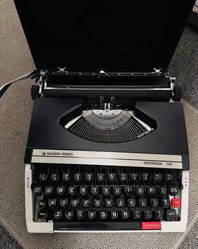 10609177 Silver Reed Vintage Japanese Typewriter