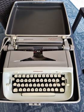 Singer 3300-01690 Professional Model T-62 Portable Typewriter With Carrying Case