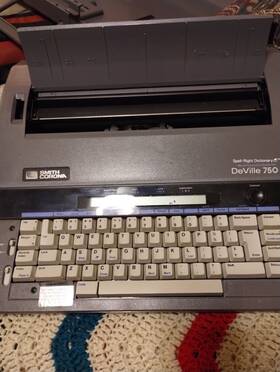 21329 Smith Corona Deville 750 Spell-rite Typewriter With Carrying Cover Read Tested