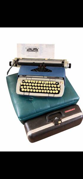 Smith Corona Hl31401 Classic 12 Typewriter With Case And Instruction Sheet