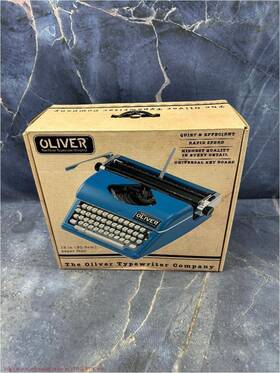 Otte-1637 The Oliver Typewriter Company Timeless Manual White