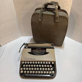 871.1000 Tower Sears Roebuck And Co. Typewriter Chieftain Iii Beige Model With Case 871.1000 Tower Sears Roebuck And Co. Typewriter Chieftain Iii Beige Model With Case