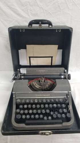 Underwood G1778417 Vintage 1940s Inch Champion Manual Portable Typewriter With Case