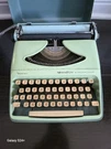 Vintage Remington Streamliner Sperry Rand Portable Manual Typewriter W/case. Fixed Price $130.00.