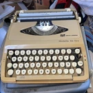 Smith Corona Medalla De Vintage Manual Portable Typewriter With Case. Fixed Price $75.00.